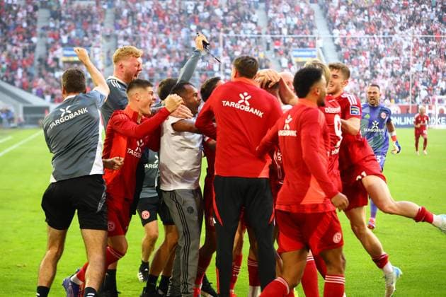 Goal, Celebration, Jona Niemiec 18 Fortuna Duesseldorf , Coach Daniel Thiuone Fortuna Duesseldorf Fortuna Duesseldorf vs 1 FC Koeln, Football, 2 Bundesliga, 6 Matchday, Season 2024 2025, 21 09 2024 DFL REGULATIONS PROHIBIT ANY USE OF PHOTOGRAPHS AS IMAGE SEQUENCES AND OR QUASI VIDEO Photo kolbert press Ant Palmer Merkur Spiel Arena NRW Germany Copyright: xkolbert-press AntxPalmerx