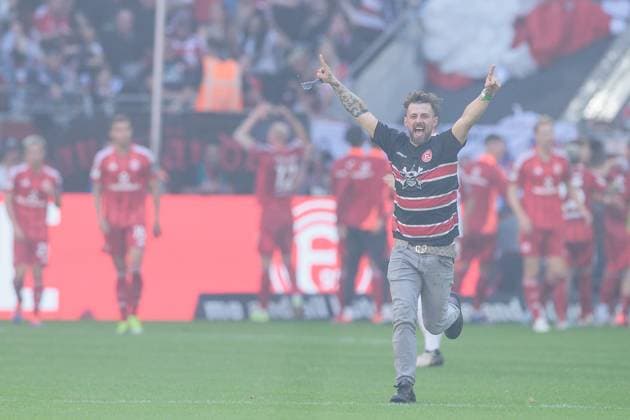 2 Soccer Bundesliga Fortuna Düsseldorf 1895 1 FC Köln 21 09 2024 A streaker storms across the pitch in the direction of the visiting curve provocatively after the final goal 2 Soccer Bundesliga, Fortuna Düsseldorf 1895 1 FC Köln, Düsseldorf, Merkur Spiel Arena DFL REGULATIONS PROHIBIT ANY USE OF PHOTOGRAPHS AS IMAGE SEQUENCES AND OR QUASI VIDEO Copyright: xBEAUTIFULxSPORTS Wunderlx