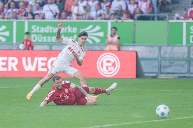 2 Soccer Bundesliga Fortuna Düsseldorf 1895 1 FC Köln 21 09 2024 duel Andre Hoffmann Fortuna Düsseldorf, 3 , Denis Huseinbasic 1 FC Köln, 8 2 Soccer Bundesliga, Fortuna Düsseldorf 1895 1 FC Köln, Düsseldorf, Merkur Spiel Arena DFL REGULATIONS PROHIBIT ANY USE OF PHOTOGRAPHS AS IMAGE SEQUENCES AND OR QUASI VIDEO Copyright: xBEAUTIFULxSPORTS Wunderlx