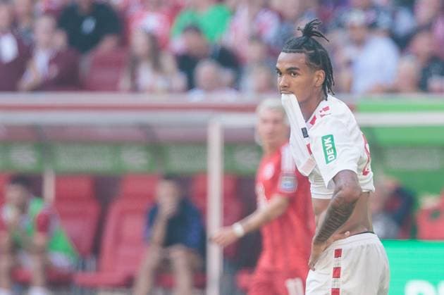 2 Soccer Bundesliga Fortuna Düsseldorf 1895 1 FC Köln 21 09 2024 Damion Downs 1 FC Köln, 42 bites into his jersey in frustration after missing a chance 2 Soccer Bundesliga, Fortuna Düsseldorf 1895 1 FC Köln, Düsseldorf, Merkur Spiel Arena DFL REGULATIONS PROHIBIT ANY USE OF PHOTOGRAPHS AS IMAGE SEQUENCES AND OR QUASI VIDEO Copyright: xBEAUTIFULxSPORTS Wunderlx
