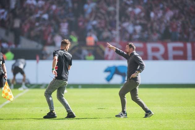2 Soccer Bundesliga Fortuna Düsseldorf 1895 1 FC Köln 21 09 2024 Christian Weber Sports Director Fortuna Düsseldorf sends a streaker off the field 2 Soccer Bundesliga, Fortuna Düsseldorf 1895 1 FC Köln, Düsseldorf, Merkur Spiel Arena DFL REGULATIONS PROHIBIT ANY USE OF PHOTOGRAPHS AS IMAGE SEQUENCES AND OR QUASI VIDEO Copyright: xBEAUTIFULxSPORTS Wunderlx