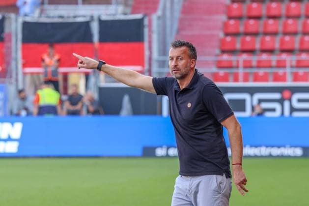 Head coach Christoph Dabrowski RWE directs his players from the sidelines during the match FC Ingolstadt 04 vs Rot Weiss Essen on 21 09 2024, DFB regulations prohibit any use of photographs as image sequences and or quasi video GER, Soccer, 3 Liga, Matchday 6, FC Ingolstadt 04 vs Rot Weiss Essen, 21 09 2024, Audi Sportpark Ingolstadt Copyright: xEibner-Pressefoto OliverxSTRISCHx EP-OSH