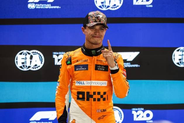 Sport Themen der Woche KW38 Sport Bilder des Tages NORRIS Lando (gbr), McLaren F1 Team MCL38, portrait pole position during the Formula 1 Singapore Grand Prix 2024, 18th round of the 2024 Formula One World Championship, WM, Weltmeisterschaft from September 20 to 22, 2024 on the Marina Bay Circuit, in Singapore, Singapore - F1 - SINGAPORE GRAND PRIX 2024 DPPI Panoramic  240921_R18_SINGAPORE_DP_XB5_0173