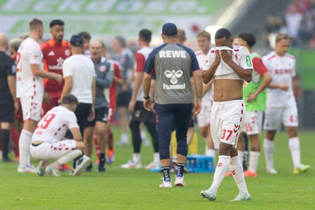 Linton MAINA K, 37 covers his face in his jersey, frustration, anger, after the match Soccer 2 Bundesliga Season 2024 2025, Matchday 6, Matchday 6, Fortuna Duesseldorf D 1 FC Koeln K 2 2, Düsseldorf vs Cologne, F95 vs KOE, on 21 09 2024 , M e r k u r S p i e l a r e n a Â