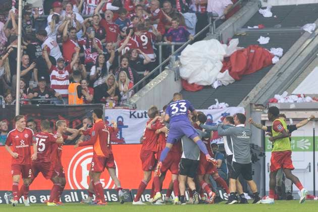 Cheering for Jona NIEMIEC D, mi after his goal to equalize 2 2 together with goalkeeper Florian KASTENMEIER D, 33 , Freude Fussball 2 Bundesliga Saison 2024 2025, 6 Spieltag, Spieltag 6, Fortuna Duesseldorf D 1 FC Koeln K 2 2, Düsseldorf vs Köln, F95 vs KOE, am 21 09 2024 , M e r k u r S p i e l a r e n a Â