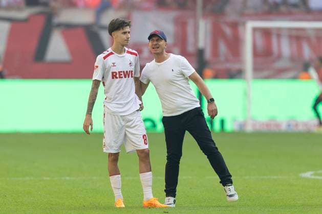 Denis HUSEINBASIC K, 8 is cheered up by head coach Gerhard STRUBER K, re, disappointment, frustration, after the match Soccer 2 Bundesliga Season 2024 2025, Matchday 6, Matchday 6, Fortuna Duesseldorf D 1 FC Koeln K 2 2, Düsseldorf vs Cologne, F95 vs KOE, on 21 09 2024 , M e r k u r S p i e l a r e n a Â