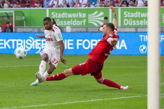 Linton MAINA K, left shoots the ball past Andre HOFFMANN D, right into the goal for 1 2 Soccer 2 Bundesliga Season 2024 2025, Matchday 6, Matchday 6, Fortuna Duesseldorf D 1 FC Koeln K 2 2, Düsseldorf vs Cologne, F95 vs KOE, on 21 09 2024 , M e r k u r S p i e l a r e n a Â