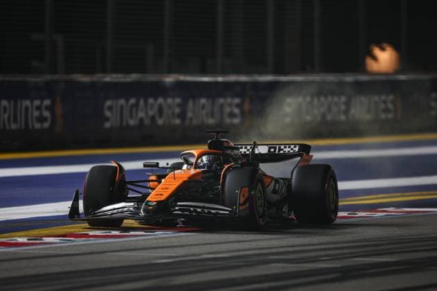 81 PIASTRI Oscar (aus), McLaren F1 Team MCL38, action during the Formula 1 Singapore Grand Prix 2024, 18th round of the 2024 Formula One World Championship, WM, Weltmeisterschaft from September 20 to 22, 2024 on the Marina Bay Circuit, in Singapore, Singapore - F1 - SINGAPORE GRAND PRIX 2024 DPPI Panoramic  240921_R18_SINGAPORE_DP_XB3_0963