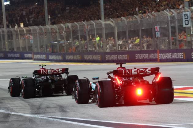 44 HAMILTON Lewis (gbr), Mercedes AMG F1 Team W15, action 63 RUSSELL George (gbr), Mercedes AMG F1 Team W15, action during the Formula 1 Singapore Grand Prix 2024, 18th round of the 2024 Formula One World Championship, WM, Weltmeisterschaft from September 20 to 22, 2024 on the Marina Bay Circuit, in Singapore, Singapore - F1 - SINGAPORE GRAND PRIX 2024 DPPI Panoramic 240921_R18_SINGAPORE_DP_1G9A6686