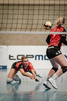 Volleyball Women Season 2024 2025 2 Bundesliga Women Pro powered by SnowTrex ETV Hamburg vs NavaRo Straubing 21 09 2024 Leonie Körtzinger 13, ETV Hamburg jumps to the ball Hamburg Sporthalle Hoheluft Hamburg Germany