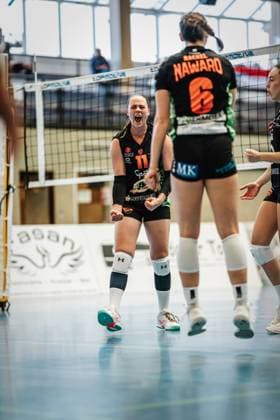 Volleyball Women Season 2024 2025 2 Bundesliga Women Pro powered by SnowTrex ETV Hamburg vs NavaRo Straubing 21 09 2024 Franziska Koob 11, NavaRo Straubing cheers Hamburg Sporthalle Hoheluft Hamburg Germany