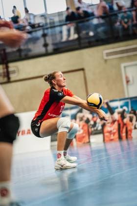 Volleyball Women Season 2024 2025 2 Bundesliga Women Pro powered by SnowTrex ETV Hamburg vs NavaRo Straubing 21 09 2024 Leonie Körtzinger 13, ETV Hamburg plays the ball Hamburg Sporthalle Hoheluft Hamburg Germany