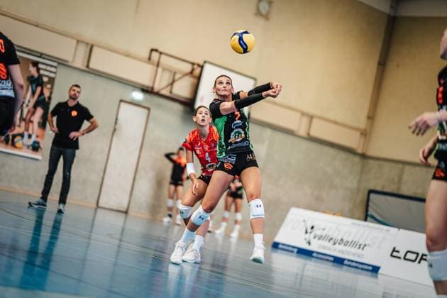 Volleyball Women Season 2024 2025 2 Bundesliga Women Pro powered by SnowTrex ETV Hamburg vs NavaRo Straubing 21 09 2024 Valbona Ismaili 7 NavaRo Straubing plays the ball Hamburg Sporthalle Hoheluft Hamburg Germany