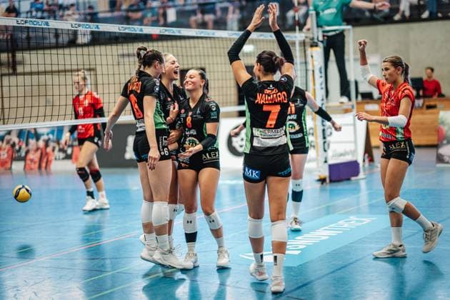 Volleyball Women Season 2024 2025 2 Bundesliga Women Pro powered by SnowTrex ETV Hamburg vs NavaRo Straubing 21 09 2024 NavaRo Straubing cheers after the 3 2 victory Hamburg Sporthalle Hoheluft Hamburg Germany