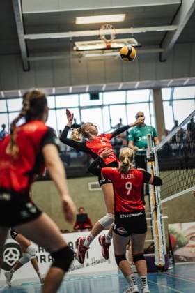 Volleyball Women Season 2024 2025 2 Bundesliga Women Pro powered by SnowTrex ETV Hamburg vs NavaRo Straubing 21 09 2024 Anna Hartig 5, ETV Hamburg beim Angriff Hamburg Sporthalle Hoheluft Hamburg Germany