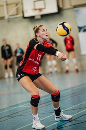 Volleyball Women Season 2024 2025 2 Bundesliga Women Pro powered by SnowTrex ETV Hamburg vs NavaRo Straubing 21 09 2024 Svea Frobel 11, ETV Hamburg plays the ball Hamburg Sporthalle Hoheluft Hamburg Germany
