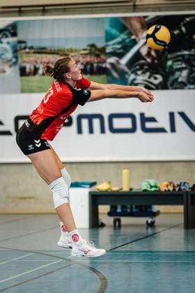 Volleyball Women Season 2024 2025 2 Bundesliga Women Pro powered by SnowTrex ETV Hamburg vs NavaRo Straubing 21 09 2024 Leonie Körtzinger 13, ETV Hamburg plays the ball Hamburg Sporthalle Hoheluft Hamburg Germany