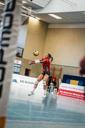 Volleyball Women Season 2024 2025 2 Bundesliga Women Pro powered by SnowTrex ETV Hamburg vs NavaRo Straubing 21 09 2024 Jana Krause 4, NavaRo Straubing takes the ball Hamburg Sporthalle Hoheluft Hamburg Germany