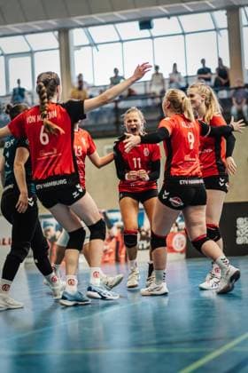 Volleyball Women Season 2024 2025 2 Bundesliga Women Pro powered by SnowTrex ETV Hamburg vs NavaRo Straubing 21 09 2024 Cheers at ETV, in the middle Svea Frobel 11, ETV Hamburg Hamburg Sporthalle Hoheluft Hamburg Germany