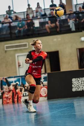 Volleyball Women Season 2024 2025 2 Bundesliga Women Pro powered by SnowTrex ETV Hamburg vs NavaRo Straubing 21 09 2024 Svea Frobel 11, ETV Hamburg plays the ball Hamburg Sporthalle Hoheluft Hamburg Germany