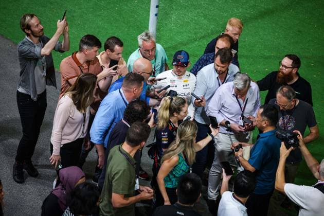 Formel 1, GP Singapur - Max Verstappen gibt Pressestatement im Fahrerlager VERSTAPPEN Max (ned), Red Bull Racing RB20, portrait during the Formula 1 Singapore Grand Prix 2024, 18th round of the 2024 Formula One World Championship, WM, Weltmeisterschaft from September 20 to 22, 2024 on the Marina Bay Circuit, in Singapore, Singapore - F1 - SINGAPORE GRAND PRIX 2024 DPPI Panoramic  240921_R18_SINGAPORE_DP_FG009837
