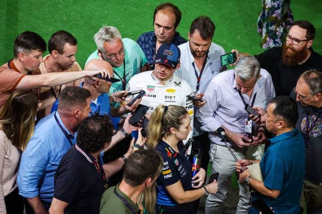Sport Bilder des Tages Formel 1, GP Singapur - Max Verstappen gibt Pressestatement im Fahrerlager VERSTAPPEN Max (ned), Red Bull Racing RB20, portrait during the Formula 1 Singapore Grand Prix 2024, 18th round of the 2024 Formula One World Championship, WM, Weltmeisterschaft from September 20 to 22, 2024 on the Marina Bay Circuit, in Singapore, Singapore - F1 - SINGAPORE GRAND PRIX 2024 DPPI Panoramic  240921_R18_SINGAPORE_DP_FG009845