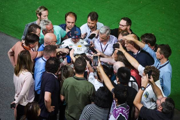 Formel 1, GP Singapur - Max Verstappen gibt Pressestatement im Fahrerlager VERSTAPPEN Max (ned), Red Bull Racing RB20, portrait during the Formula 1 Singapore Grand Prix 2024, 18th round of the 2024 Formula One World Championship, WM, Weltmeisterschaft from September 20 to 22, 2024 on the Marina Bay Circuit, in Singapore, Singapore - F1 - SINGAPORE GRAND PRIX 2024 DPPI Panoramic  240921_R18_SINGAPORE_DP_FG009857