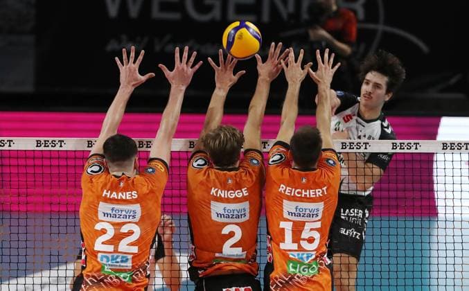 Iliya Goldrin in attack, Jake Hanes, Matthew Knigge, Moritz Reichert duel Match scene Action Sport Volleyball Bundesliga Men Season 2024 2025 21 09 2024 BR Volleys Berlin BRV vs Helios Grizzlys Giesen