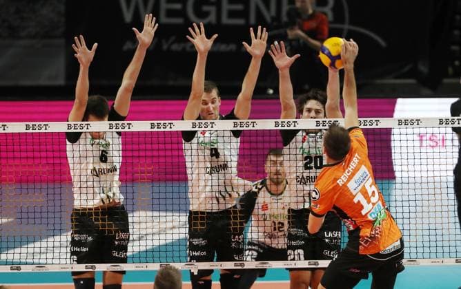 Moritz Reichert in attack, Michiel Ahyi, Noah Baxpöhler, Ethan Champlin duel Match scene Action Sport Volleyball Bundesliga Men Season 2024 2025 21 09 2024 BR Volleys Berlin BRV vs Helios Grizzlys Giesen