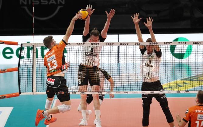 Ruben Schott in attack, Hauke Wagner, Noah Baxpöhler duel Match scene Action Sport Volleyball Bundesliga Men Season 2024 2025 21 09 2024 BR Volleys Berlin BRV vs Helios Grizzlys Giesen