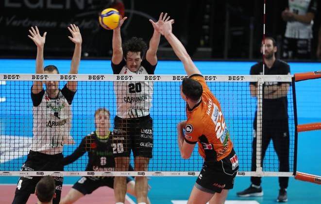 Jake Hanes in attack, Noah Baxpöhler, Ethan Champlin duel Match scene Action Sport Volleyball Bundesliga Men Season 2024 2025 21 09 2024 BR Volleys Berlin BRV vs Helios Grizzlys Giesen
