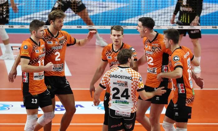 Ruben Schott, Matthew Knigge, Johannes Tille, Kyle Dagostino, Jake Hanes, Moritz Reichert cheer after winning a set Joy Emotion Cheers Sport Volleyball Bundesliga Men Season 2024 2025 21 09 2024 BR Volleys Berlin BRV vs Helios Grizzlys Giesen