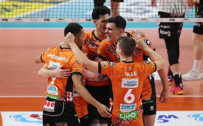 Djifa Amedegnato, Nehemiah Mote, Jake Hanes, Johannes Tille cheer after winning the set Joy Emotion Cheers Sport Volleyball Bundesliga Men Season 2024 2025 21 09 2024 BR Volleys Berlin BRV vs Helios Grizzlys Giesen