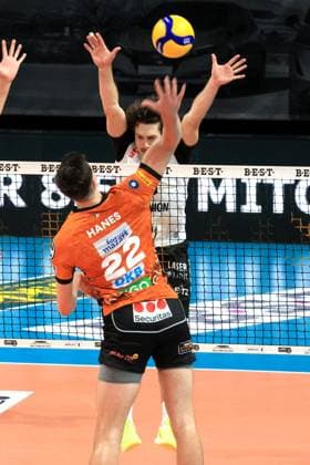 DEU, DVV, 1 VBL, BR Volleys vs Helios Grizzlys Giesen, 21 09 2024, Max Schmeling Halle, Berlin, DEU, DVV, 1 VBL, BR Volleys vs Helios Grizzlys Giesen, in the picture Jake Hanes BR Volleys 22 , Ethan Champlin Giesen 20 Photo Juergen Engler nordphoto GmbH nordphotoxGmbHx xEngler nph00076