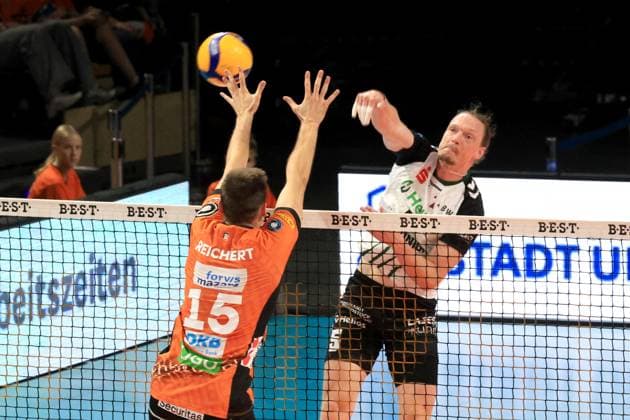 DEU, DVV, 1 VBL, BR Volleys vs Helios Grizzlys Giesen, 21 09 2024, Max Schmeling Halle, Berlin, DEU, DVV, 1 VBL, BR Volleys vs Helios Grizzlys Giesen, in the picture Moritz Reichert BR Volleys 15 , Hauke Wagner Giesen 5 Photo Juergen Engler nordphoto GmbH nordphotoxGmbHx xEngler nph00076