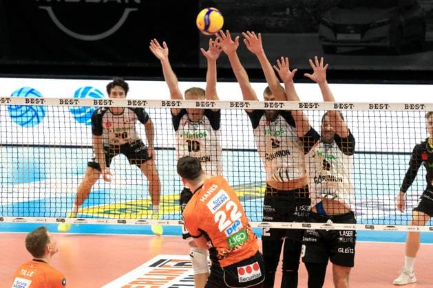 DEU, DVV, 1 VBL, BR Volleys vs Helios Grizzlys Giesen, 21 09 2024, Max Schmeling Halle, Berlin, DEU, DVV, 1 VBL, BR Volleys vs Helios Grizzlys Giesen, in the picture Jake Hanes BR Volleys 22 , Jan Roeling Giesen 10 , Jakob Guenthoer Giesen 12 , Jori Mantha Giesen 3 Photo Juergen Engler nordphoto GmbH nordphotoxGmbHx xEngler nph00076