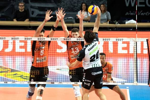 DEU, DVV, 1 VBL, BR Volleys vs Helios Grizzlys Giesen, 21 09 2024, Max Schmeling Halle, Berlin, DEU, DVV, 1 VBL, BR Volleys vs Helios Grizzlys Giesen, in the picture Neheimjah Mote BR Volleys 5 , Ruben Schott BR Volleys 13 , Ethan Champlin Giesen 20 Photo Juergen Engler nordphoto GmbH nordphotoxGmbHx xEngler nph00076