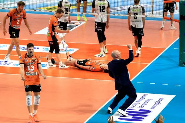 DEU, DVV, 1 VBL, BR Volleys vs Helios Grizzlys Giesen, 21 09 2024, Max Schmeling Halle, Berlin, DEU, DVV, 1 VBL, BR Volleys vs Helios Grizzlys Giesen, in the picture coach Joel Banks BR Volleys , BR Volleys player circle photo Juergen Engler nordphoto GmbH nordphotoxGmbHx xEngler nph00076