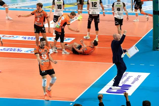 DEU, DVV, 1 VBL, BR Volleys vs Helios Grizzlys Giesen, 21 09 2024, Max Schmeling Halle, Berlin, DEU, DVV, 1 VBL, BR Volleys vs Helios Grizzlys Giesen, in the picture coach Joel Banks BR Volleys , BR Volleys player circle photo Juergen Engler nordphoto GmbH nordphotoxGmbHx xEngler nph00076