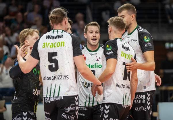 21 09 2024, Berlin, Volleyball 1 Bundesliga, Men, 1 Matchday, BR Volleys Helios Grizzlys Giesen, Max Schmeling Halle Team of Helios Grizzlys Giesen cheers BR Volleys Helios Grizzlys Giesen