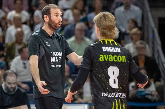 21 09 2024, Berlin, Volleyball 1 Bundesliga, Men, Matchday 1, BR Volleys Helios Grizzlys Giesen, Max Schmeling Halle Coach Itamar Stein from Helios Grizzlys Giesen high-fives libero Niklas Breilin r BR Volleys Helios Grizzlys Giesen