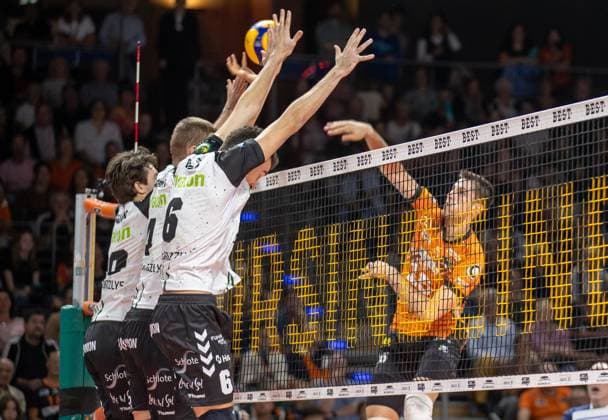 21 09 2024, Berlin, Volleyball 1 Bundesliga, Men, Matchday 1, BR Volleys Helios Grizzlys Giesen, Max Schmeling Halle Berlins Moritz Reichert r l plays the ball against the block of Mark Rura, Noah Baxpoehler and Ethan Champlin from Helios Grizzlys Giesen BR Volleys Helios Grizzlys Giesen