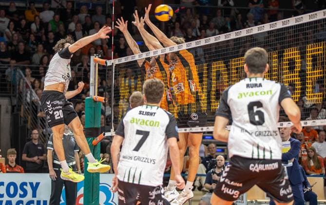 21 09 2024, Berlin, Volleyball 1 Bundesliga, Men, Matchday 1, BR Volleys Helios Grizzlys Giesen, Max Schmeling Halle Ethan Champlin l from Helios Grizzlys Giesen plays the ball through Berlins block BR Volleys Helios Grizzlys Giesen