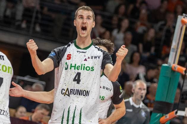21 09 2024, Berlin, Volleyball 1 Bundesliga, Men, 1 Matchday, BR Volleys Helios Grizzlys Giesen, Max Schmeling Halle Noah Baxpoehler from Helios Grizzlys Giesen cheers BR Volleys Helios Grizzlys Giesen