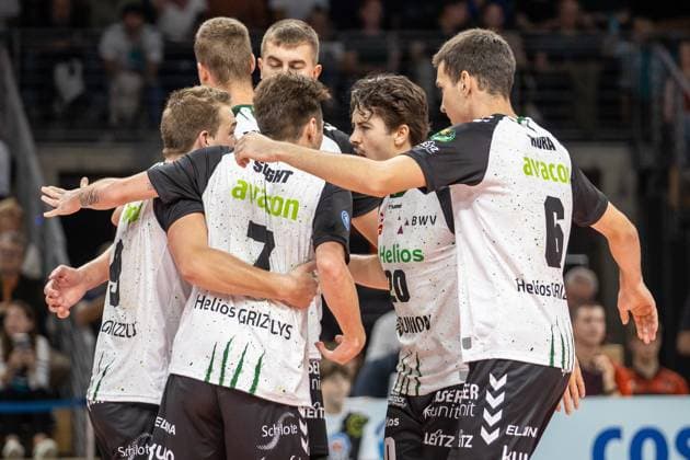 21 09 2024, Berlin, Volleyball 1 Bundesliga, Men, 1 Matchday, BR Volleys Helios Grizzlys Giesen, Max Schmeling Halle Team of Helios Grizzlys Giesen cheers BR Volleys Helios Grizzlys Giesen