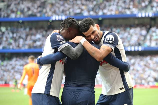 Sport Themen der Woche KW38 Sport Bilder des Tages James Maddison, Yves Bissouma and Dominic Solanke of Tottenham Hotspur celebrating after James Maddison scored to make it 3-1 against Brentford Tottenham Hotspur v Brentford, Premier League, Tottenham Hotspur Stadium, Tottenham, London, UK - 21 09 2024 EDITORIAL USE ONLY No use with unauthorised audio, video, data, fixture lists (outside the EU), club league logos or live services. Online in-match use limited to 45 images (+15 in extra time). No use to emulate moving images. No use in betting, games or  Copyright: xAnthonyxHanc Shutterstockx 14732468m