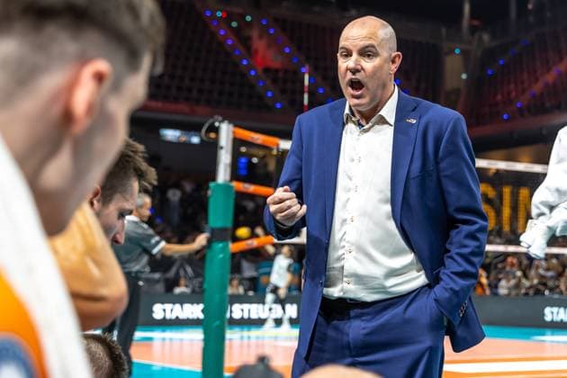 21 09 2024, Berlin, Volleyball 1 Bundesliga, Men, 1 Matchday, BR Volleys Helios Grizzlys Giesen, Max Schmeling Halle Coach Joel Banks of the Berlin Volleys discusses with his team BR Volleys Helios Grizzlys Giesen