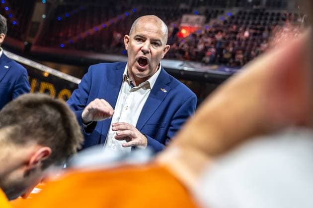 21 09 2024, Berlin, Volleyball 1 Bundesliga, Men, 1 Matchday, BR Volleys Helios Grizzlys Giesen, Max Schmeling Halle Coach Joel Banks of the Berlin Volleys discusses with his team BR Volleys Helios Grizzlys Giesen