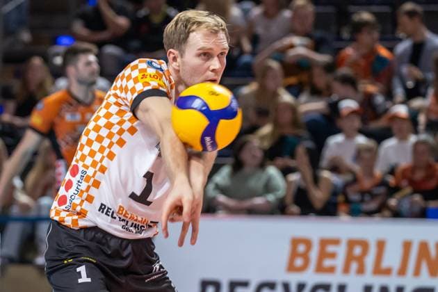 21 09 2024, Berlin, Volleyball 1 Bundesliga, Men, Matchday 1, BR Volleys Helios Grizzlys Giesen, Max Schmeling Halle Berlins libero Adam Kowalski takes a ball from BR Volleys Helios Grizzlys Giesen