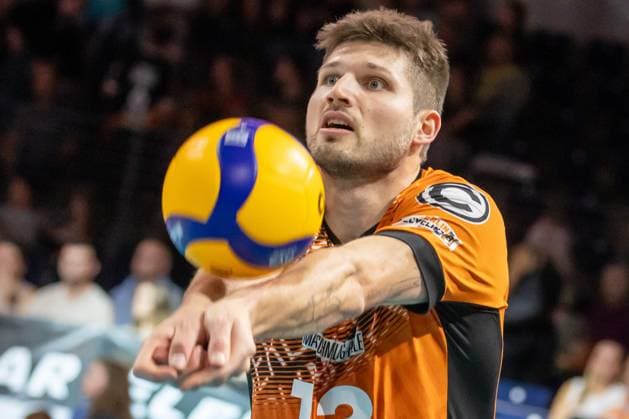 21 09 2024, Berlin, Volleyball 1 Bundesliga, Men, Matchday 1, BR Volleys Helios Grizzlys Giesen, Max Schmeling Halle Berlins Ruben Schott takes a ball at BR Volleys Helios Grizzlys Giesen